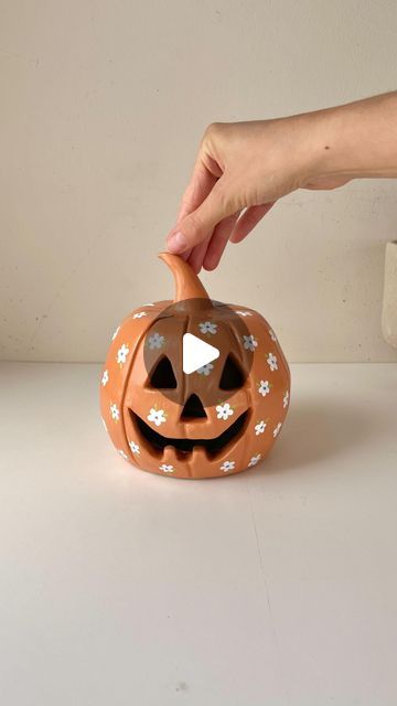 Sculpd | Craft Reinvented on Instagram: "It’s Halloween crafting time - this year, we’re going to be carving pottery pumpkins 🙌🌸🎃🕯️!!!  #halloween #halloweendecor #autumn #pumpkin #airdryclay #homecraft #craft #clayart #diy" Pinch Pot Projects High School, Ceramic Art Halloween, Pottery Pumpkins Ideas, Pumpkin Pottery Painting Ideas, Halloween Pottery Ideas, Halloween Ceramics Ideas, Pottery Pumpkins, Halloween Ceramics, Carving Pottery