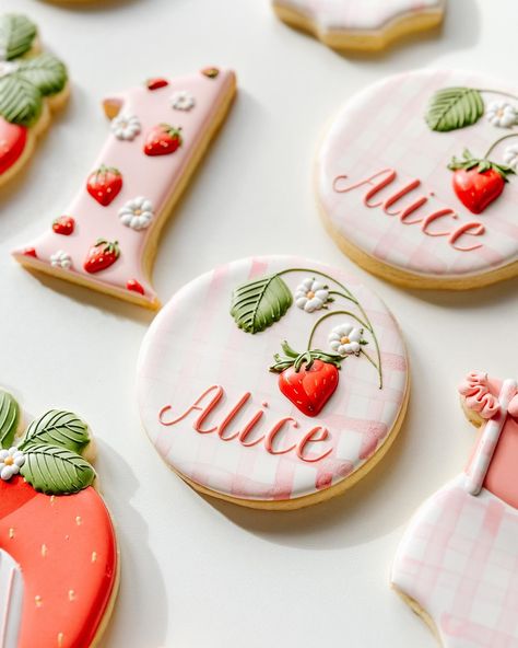 Sunshine Cookies, Fruit Sugar Cookies, Summer Sugar Cookies, Strawberry Sugar Cookies, Cookie Recipes Decorating, First Birthday Cookies, Decorate Cookies, Crazy Cookies, Blossom Cookies