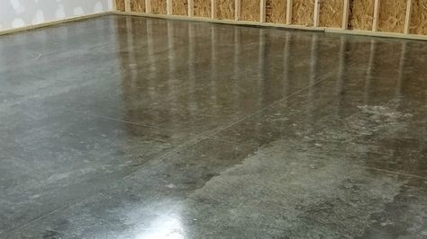 We review this new polyurethane garage floor sealer that provides great protection, is easy to apply, and gives your bare concrete a clear glossy look. Garage Clock, Epoxy Garage Floor Coating, Flooring Epoxy, Garage Boden, Concrete Garage, Garage Floor Coatings, Garage Floors, Vintage Garage, Garage Floor Epoxy