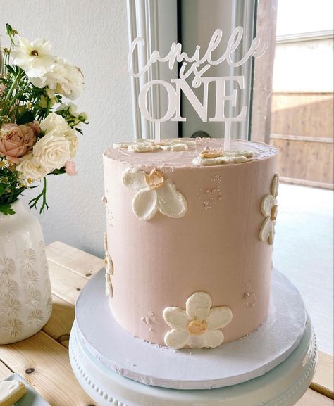 First Birthday Cake Floral, Flowers One Year Old Birthday, First Birthday Flower Cake, Elegant 1st Birthday Cake, Daisy First Birthday Cake, Daisy Smash Cake, Daisy Cake Birthday, Daisy Themed Cake, Daisy Birthday Cake