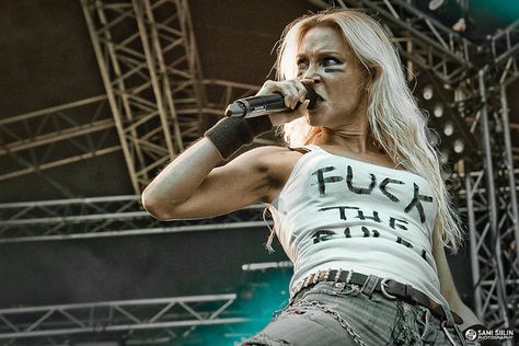 Angela Gossow - Arch Enemy - Tough Angela Gossow, Ladies Of Metal, Alissa White, Metal Chicks, Heavy Metal Girl, Rocker Girl, Women Of Rock, Arch Enemy, Judas Priest