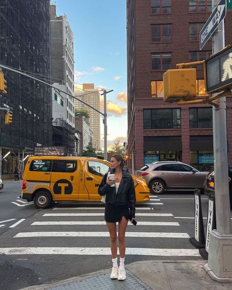 City Photos Aesthetic, New York Photo Aesthetic, Instagram Poses City, City Pic Inspo Instagram, New York Influencer, New York Girl Aesthetic Outfits, Nyc Aesthetic Pictures Ideas, City Aesthetic Pictures Poses, Cute Nyc Pics