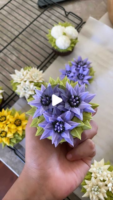 Piping Icing On Cupcakes, Buttercream Flowers Tutorial Step By Step, Icing Flowers Tutorial, Flower Cupcakes Tutorial, Buttercream Frosting Flowers, Piped Flowers, Buttercream Flowers Cupcakes, Buttercream Flowers Tutorial, Cupcake Flowers