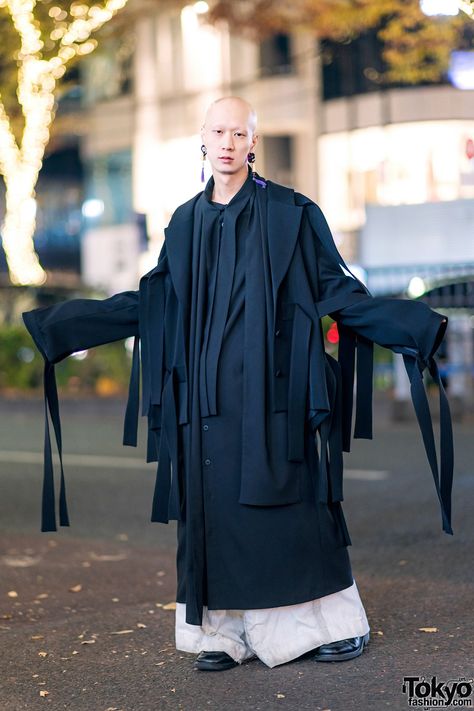 Japanese Musician in Harajuku w/ Kemono Japan Oversized Coat, Nozomi Ishiguro & Dr. Martens Japanese Street Fashion Minimalist, Japanese Street Style, Japanese Mens Fashion, Harajuku Japan, Japanese Street Wear, Oversized Coats, Outfit Oversize, Fashion Oversized, Japanese Street