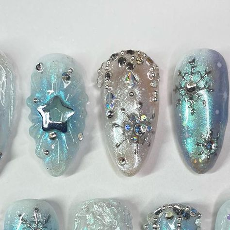 allycoolcattt🩰 on Instagram: "winter blizzard custom set ❄️🤍 - icy sets are so fun to make:,) I loved finding a way to sculpt the icicles, they turned out so pretty with the chrome layered on top!!☃️ - #gel #gelnails #nails #nailart #pressons #pressonnails #pressonnailsforsale #chrome #chromenails #3dnailart #3dnails #naildesign #nailsnailsnails #nailsofinstagram #glitternails" Winter Icy Nails, Blue Icy Nails, Icicles Nails, Icy Nails Winter, Icicle Nails, Ice Nails, Icy Nails, Winter Blizzard, Snow Theme