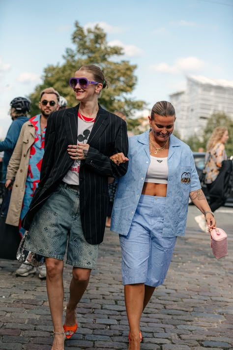 Street style at Spring 2024 Copenhagen Fashion Week. Bermuda Shorts Outfit Street Styles, Copenhagen Street Style Summer, Scandi Street Style, Trans Outfit, Summer Fashion Week, Print Shorts Outfit, Copenhagen Fashion Week Street Style, Menswear Women, Scandi Fashion