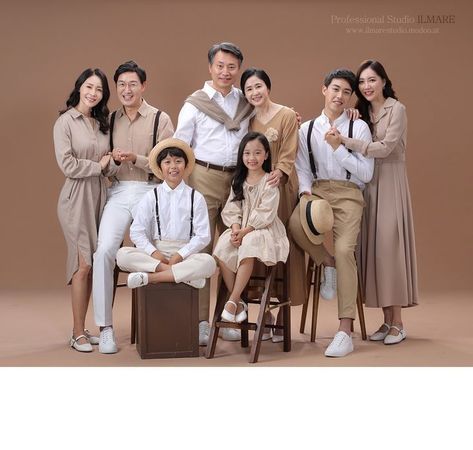 Family Portrait Photography Poses, Big Family Photo Shoot Ideas, Large Family Portraits, Studio Family Portraits, Family Potrait, Family Photo Studio, Family Portrait Outfits, Undangan Digital, Big Family Photos