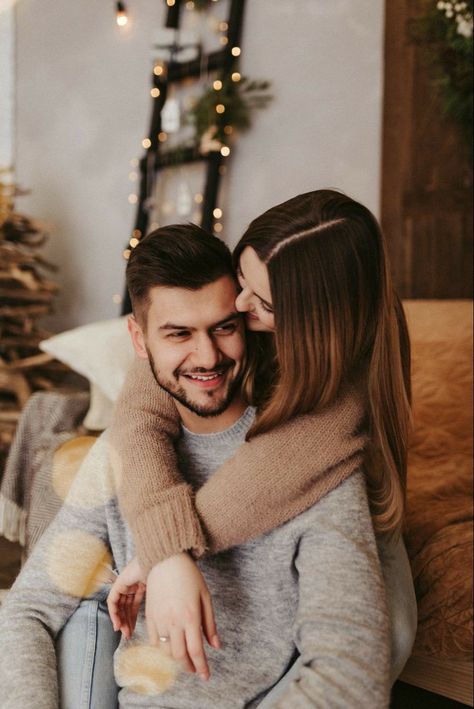 Christmas Couple Photoshoot Ideas, Christmas Pfps Aesthetic, Christmas Photography Couples, Christmas Pfp Aesthetic, Boyfriend Photoshoot, Christmas Dress Ideas, Couple Photo Pose, Photoshoot Poses Couple, Romantic Couple Photo