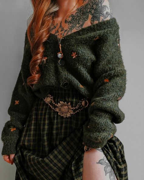 Modern Day Wizard Outfit, Green Closet Aesthetic, Comfy Witch Outfits, Whimsigoth Christmas Outfit, Witchy Christmas Outfit, Colourful Style Outfits, Casual Whimsical Outfits, Cool Belt Outfit, Cosy Fall Outfits