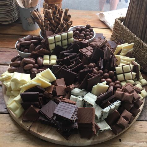 My first chocolate platter#chocolateplatter #mickandellegothitched #amazingcreations #amazingcreationsmaz Chocolate Platter, Dessert Platter, Dessert Aux Fruits, Party Food Platters, Snacks Für Party, Party Food Appetizers, Food Platters, Food Presentation, Party Snacks