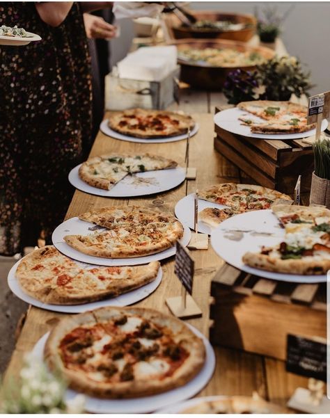 Pizza Bar Display, Rehersal Dinner Pizza Bar, Wedding Pizza Buffet Ideas, Outdoor Wedding Food Ideas Dinners, Brick Oven Pizza Wedding, Pizza Table Wedding, Pizza Oven Wedding, Pizza Station Ideas, Engagement Party Pizza