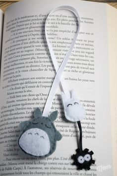 Marque-page totoro Totoro Crafts, Totoro Diy, Pola Macrame, Hantverk Diy, Penanda Buku, Baby Mobil, Felt Bookmark, Diy Bookmarks, Cadeau Diy