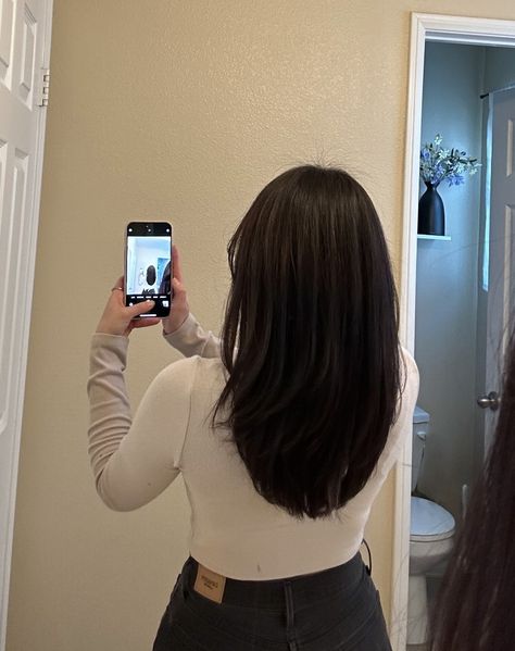 Haircut In V Shape, Round Shaped Haircut With Layers, U Shaped Haircut Short Hair, Medium Length U Shaped Haircut, U Shape Medium Length Hair, Healthy Medium Length Hair, Mid Length Haircut Indian, Middle Haircut Straight, U Shaped Haircut Medium