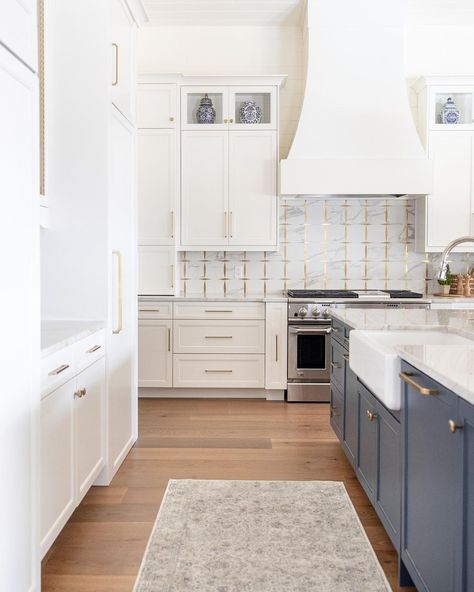 White Kitchen Hardware, White Kitchen Cabinet Hardware, White Cabinets With Granite, Gorgeous White Kitchen, Types Of Hardwood Floors, Reclaimed Oak Flooring, Oak Parquet Flooring, Kitchen Goals, Black Countertops