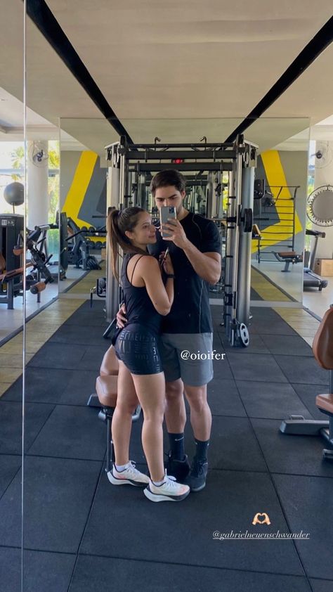 Cute Couple Gym Pics, Snapchat Couples, Gym Couple Poses, Gym Couple Aesthetic, Workout Pics, Gym Couple, Gym Pictures, Couple Selfies, Elegant Blouse Designs