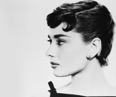 Audrey Hepburn: short hair became her signature hairstyle Audrey Hepburn Short Hair, Audrey Hepburn Hairstyles, Spiked Hairstyles, 1920s Hair Short, Pixie Styling, Audrey Hepburn Pixie, Vintage Short Hair, Short Hair Looks, Audrey Hepburn Hair