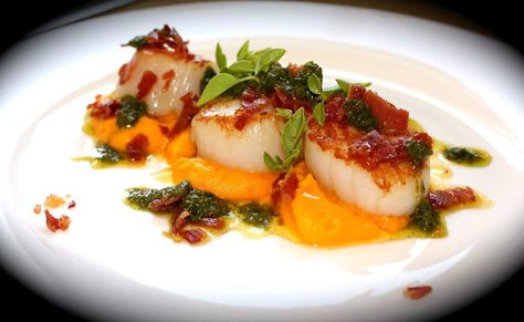 Scallops with crispy prosciutto, carrot puree & basil oil. Try olive or coconut oil and bacon, pancetta. Starters Recipes Dinner Party, Salmon With Mushrooms, Food For Friends, Gourmet Entrees, Dinner Party Starters, Carrot Puree, Crispy Salmon, Impressive Dinner, Crispy Prosciutto