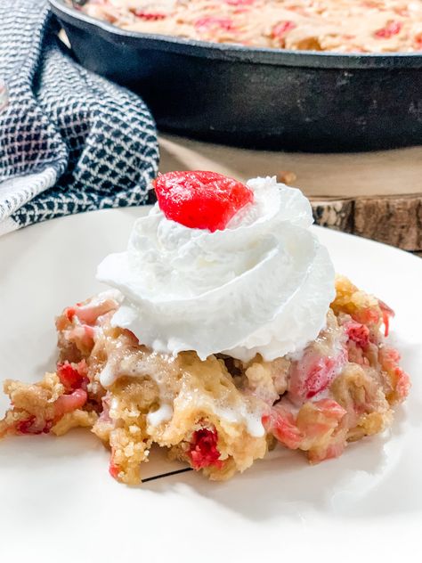 Easy Skinny Dump Cake via @pounddropper Sugar Free Yellow Cake, Pound Dropper, Super Easy Desserts, Dump Cake Recipe, Sugar Free Treats, Sugar Free Cake, Ww Desserts, Cookie Spread, Weight Watchers Desserts