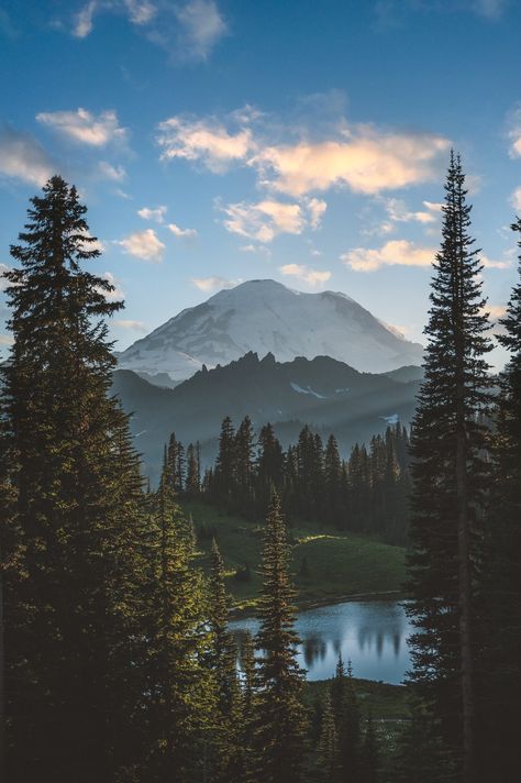 A sunset over Mt. Rainier in Washington State USA Capri Italia, Free Nature, Best Nature, Mt Rainier, Pretty Landscapes, Nature Aesthetic, Pretty Places, Landscape Photographers, Nature Travel