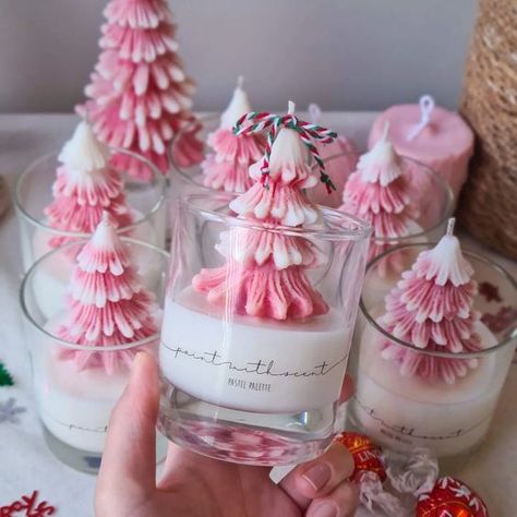 Creation Bougie, Handmade Candles Diy, Xmas Candles, Potted Christmas Trees, Homemade Scented Candles, Christmas Scented Candles, Soya Mumu, Candle Projects, Diy Candles Scented