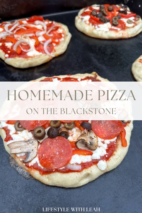 Recipe On Blackstone, Pizza On The Griddle, Black Stone Griddle Pizza, Grilled Cheese On Blackstone, Food To Cook On Flat Top Grill, Cooking Pizza On Blackstone Griddle, Blackstone Grill Recipes Pizza, Flatbread Pizza On Blackstone, Best Flat Top Grill Recipes