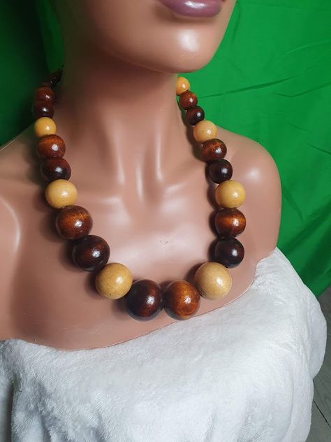 Collier perles en bois africain par AKERYRsJEWELLs sur Etsy African Necklaces, Wooden Bead Necklace, Wooden Bead Necklaces, Yellow Turquoise, Rose Rouge, Ethnic Earrings, Triangle Pattern, Wooden Earrings, Wood Jewellery