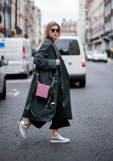 You Already Own Fall’s Most Popular Jacket — You Just Have to Update How You Wear It Pink Crossbody Bag Outfit, Pink Bag Style, Pink Bag Outfit, Pink Bags Outfit, Crossbody Bag Outfit, Winter Outfits 2020, Pink Bags, Street Style Bags, Bag Outfit