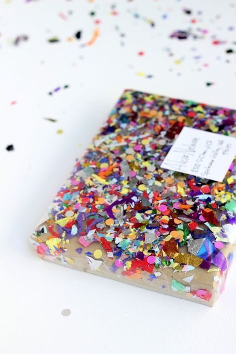 We can't help but love all things covered in confetti! Which is exactly why we decided to round up 15 of our favorite DIY confetti projects - perfect for specia Diy Confetti, Unique Wrapping Paper, Gift Wrapping Inspiration, Ge Bort, Unique Gift Wrapping, Diy Wrap, Brown Paper Packages, Creative Gift Wrapping, Paper Ideas