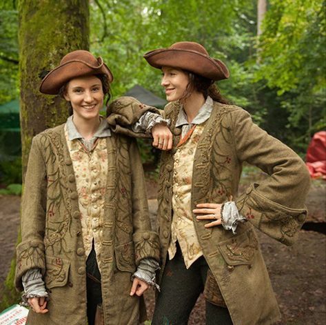 Caitriona Balfe And Her Stunt Double On The Set Of Outlander Juggler Costume, Terry Dresbach, Gabaldon Outlander, Outlander Costumes, Scottish Clothing, Diana Gabaldon Outlander Series, Outlander Claire, Outlander Season 1, Diana Gabaldon Outlander