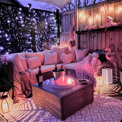 𝐏𝐞𝐫𝐟𝐞𝐜𝐭 𝐏𝐢𝐧𝐤 𝐇𝐨𝐮𝐬𝐞 on Instagram: “Happy Saturday Lovelies ✨💗 It’s that time of night where my Beautiful Patio turns magical 🥰 #pink #gardens #garden #flowers #nature…” Pink Patio Ideas, Girly Patio Ideas, Pink Backyard Decor, Cozy Back Patio Ideas, Pink Garden Ideas, Pink Outdoor Decor, Pink Patio Decor, Pink Backyard, Pink Porch