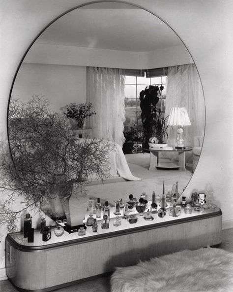 Dream vanity Los Angeles home of Eleanor Penner designed by Paul T. Frankl | circa 1938  #paulfrankl #1930sdesign #1930sarchitecture Interior Art Deco, Arte Art Deco, Art Deco Bathroom, Dekor Diy, Dekorasi Kamar Tidur, Art Deco Table, 아파트 인테리어, Art Deco Lighting, غرفة ملابس