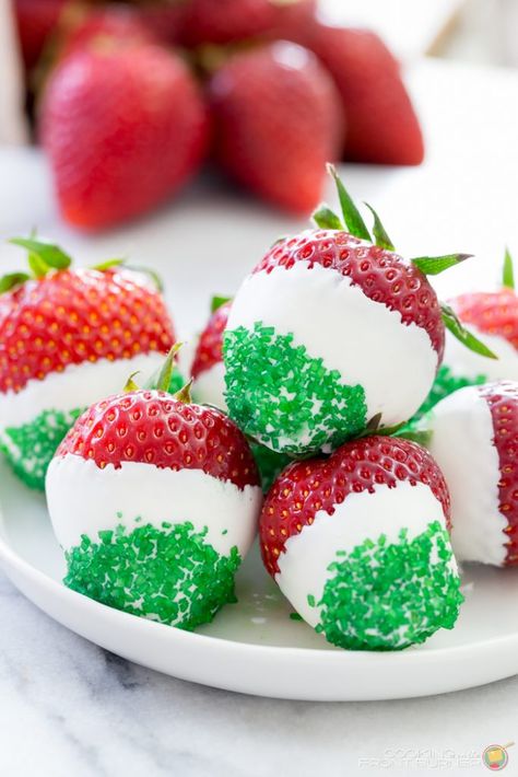 These juicy strawberries are all decked out for Cinco de Mayo. They are dipped in white chocolate and jazzed up with green sprinkles! Praline Crunch, Margarita Bar, Mexican Birthday Parties, Deco Buffet, Mexican Fiesta Party, Mexican Birthday, Fiesta Birthday Party, Fiesta Theme Party, Mexican Spices