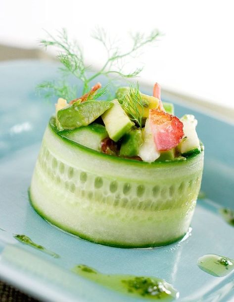 Tartare de pommes, concombre, huile de pistache Avocado Appetizer, Cucumber Appetizers, Cucumber Cups, Refreshing Salad, Apple Salad, Avocado Salad, Cucumber Salad, Delicious Vegan Recipes, Wholesome Food