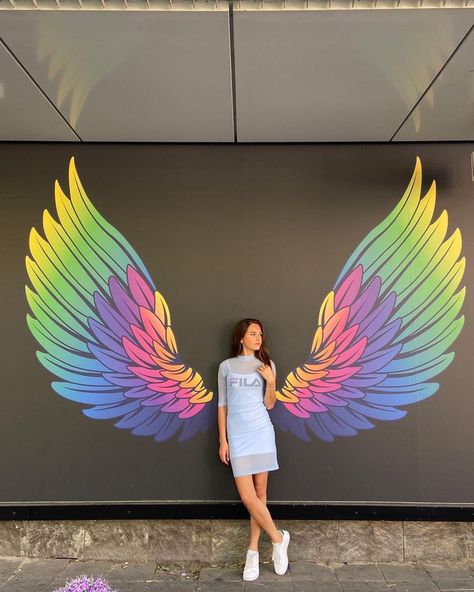 Photo Session Ideas, Angel Wings Wall Art, Cafe Wall Art, Wall Street Art, Angel Wings Wall, Art Studio Design, Wings Drawing, School Murals, Wall Painting Decor