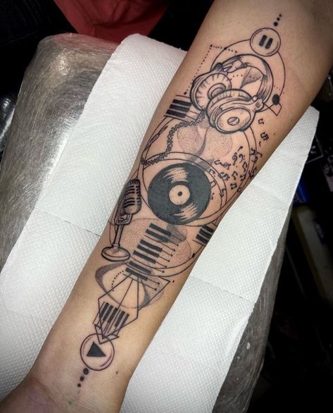 Geometric Tattoo Music, Music Lover Tattoo, Dj Tattoo, Headphones Tattoo, Drum Tattoo, Octopus Tattoo Sleeve, Geometric Wolf Tattoo, Trash Polka Tattoo Designs, Music Tattoo Sleeves