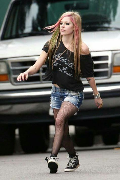 Arville Lavigne, 2000s Punk Fashion, Avril Levigne, Avril Lavingne, 2000s Punk, Avril Lavigne Photos, Avril Lavigne Style, Abbey Dawn, Outfits 2000s