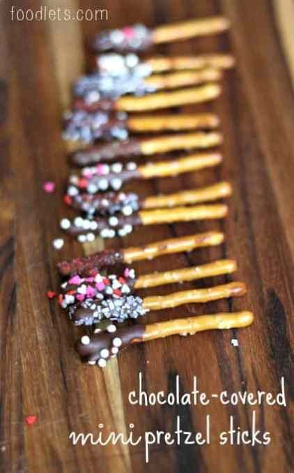 Chocolate Pretzels Sticks, Chocolate Covered Pretzel Sticks, Christmas Diy Food, Diy Christmas Treats, Christmas Pretzels, Portion Size, Pretzel Dip, Mini Pretzels, Pretzel Sticks