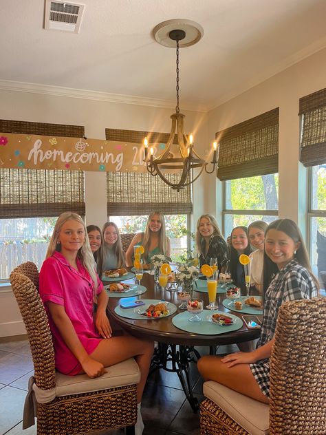 Prom Morning Ideas, Hoco Sleepover Ideas, Hoco Breakfast Ideas, Getting Ready For Prom With Friends, Homecoming Get Ready Party, Hoco Getting Ready Party, Homecoming Breakfast Ideas, Pre Hoco Party, Hoco Dinner Ideas