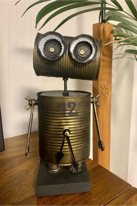 Recycled Robot, Soda Can Crafts, Recycled Tin Cans, Tin Can Art, Aluminum Can Crafts, Recycled Art Projects, Recycled Tin, Tin Can Crafts, Garden Art Ideas