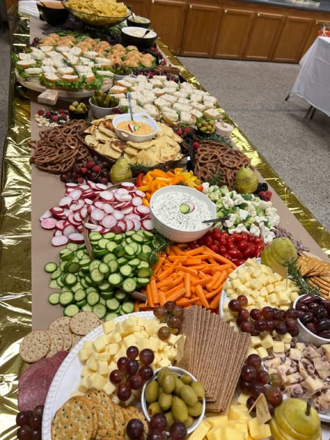 Grazing Charcuterie Board, Parchment Paper Charcuterie Board, Easy Charcuterie Table Ideas, Charcuterie Board Tablescape, Tabletop Charcuterie Board, Appetizer Set Up Ideas Buffet Tables, Checutery Table, Easy Wedding Charcuterie Board, Outside Dining Table Decor