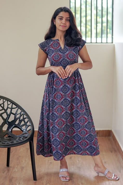 Cotton Frock Pattern For Women, Pen Kalamkari Frocks For Women, Simple Frock Designs For Women, Simple Kurti Designs Casual, Cotton Frock Designs For Women, Churidhar Designs For Stitching, Simple Cotton Frocks For Women, Cotton Frocks For Women, Cotton Dress Pattern Indian