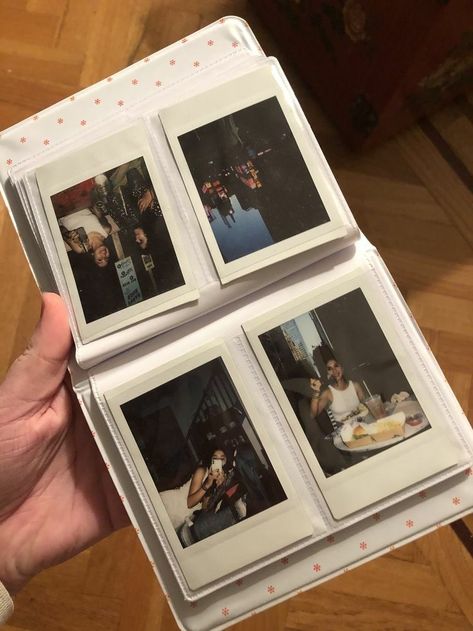 Picture Album Aesthetic, Printed Photos Aesthetic, Aesthetic Photo Album Ideas, Photo Album Aesthetic, Polaroid Scrapbook Ideas, Polaroid Scrapbook, Polaroid Book, Polaroid Album, Album Aesthetic