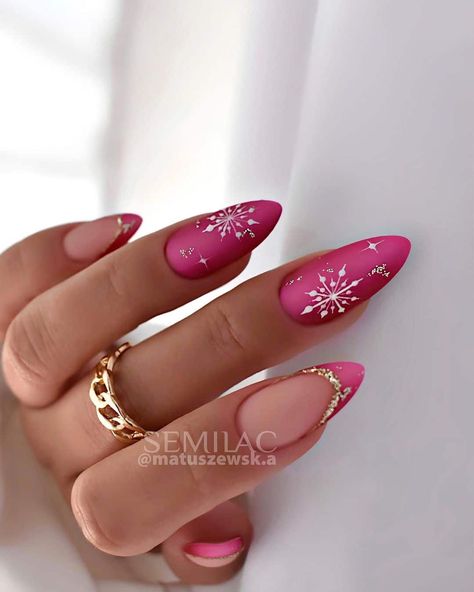 60 Fun Christmas Nails to Copy in 2022 Christmas Naildesign, New Years Nail Designs, December Nails, Cute Christmas Nails, Christmas Gel Nails, Her Nails, Snowflake Nails, Christmas Nails Acrylic, Festival Nails