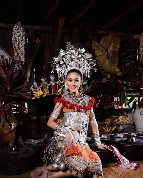 Iban Traditional Costume, Ngepan Iban, Baju Kahwin, Bright Pictures, Royal Outfits, Miss Universe, Traditional Costume, Cute Cats And Dogs, Aesthetic Backgrounds