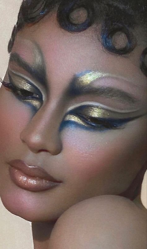 Alien Makeup Pretty, Extreme Eyeliner, Senior Makeup, Versace Makeup, Eyeshadow Art, Unconventional Makeup, Drag Hair, Drag Ideas, Matte Make Up