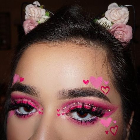 #makeup #makeupideas #makeuplook #eyeshadowlooks #eyemakeup #girly #makeupstyle Galentines Party Makeup, Candy Hearts Makeup, Makeup Ideas Valentines Day, Valintens Makeup Looks, Simple Valentine’s Day Makeup, Valentines Day Makeup Looks Creative, Valentine’s Day Eyeshadow, Valentine’s Day Make Up Looks Simple, Easy Valentines Day Makeup