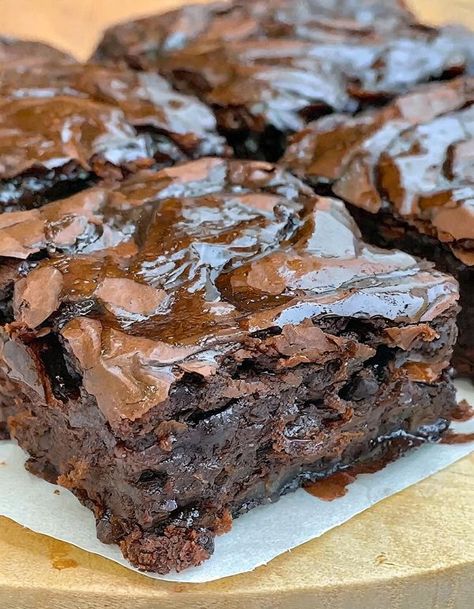 Lava Brownies, Classic Brownies, Cherry Cheesecake Recipe, No Bake Cherry Cheesecake, Brownie Frosting, Molten Lava, Pecan Cake, Lava Cake, Chocolate Delight