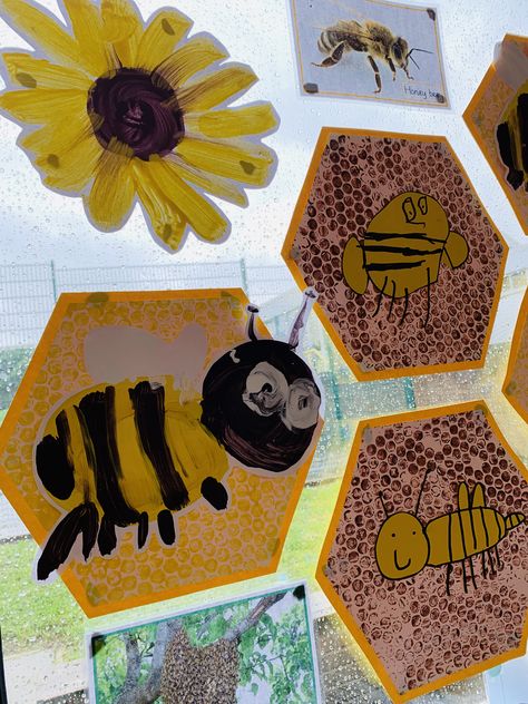 Bee Hive Painting, Minibeast Art, Bee Crafts For Kids, Insects Preschool, Bee Activities, Insects Theme, Spring Preschool, Kindergarten Crafts, Bee Crafts