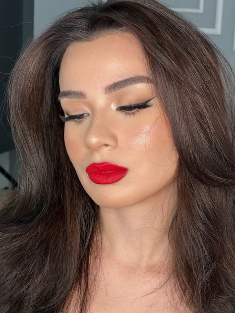 Graduation Makeup Ideas Red Lips, Simple Eye Makeup With Red Lipstick, Light Red Lipstick Makeup, Light Makeup Red Lips, Soft Makeup With Red Lips, Light Makeup With Red Lips, Easy Red Lip Makeup Look, Natural Makeup Red Lipstick, Matte Red Lipstick Makeup Look