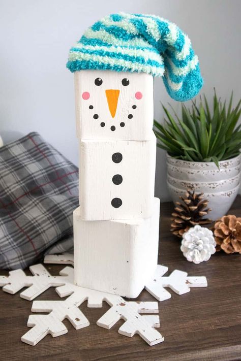 This reversible DIY wooden snowman is super cute! All you need for the winter decoration is a 4X4 piece of wood and some supplies. Use a Cricut to make vinyl words for the back and you have two different holiday decor ideas in one easy craft! #cricut #snowman Snowman Cricut, Diy Wood Snowman, Wood Block Snowman, Block Snowman, Diy Snowman Decorations, Easy Winter Crafts, Reversible Blocks, Snowman Blocks, Christmas Countdown Diy